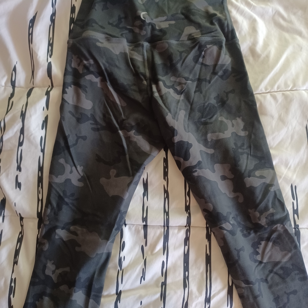 Zyia size 4 black camo capri legging